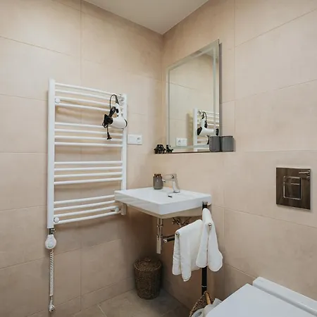 Hillside X34, Kubinska Hola